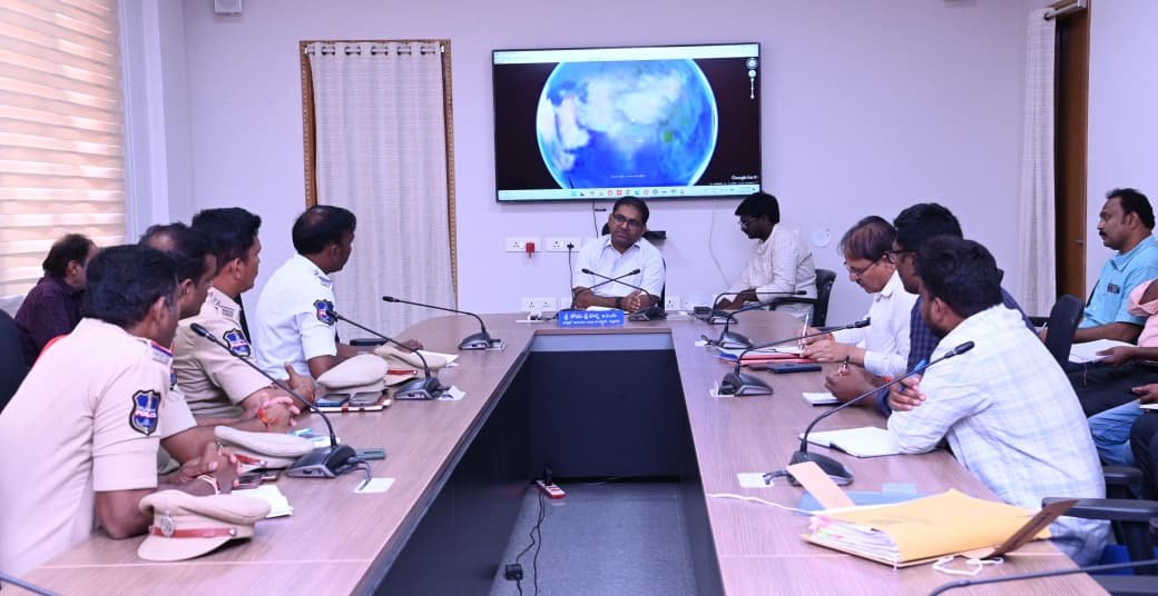 రోడ్డు ప్రమాదాల నియంత్రణకు పట్టిష్ట చర్యలు:: జిల్లా కలెక్టర్ కోయ శ్రీ హర్ష  *రోడ్డు ప్రమాదాల నియంత్రణ చర్యల పై సమీక్ష నిర్వహించిన జిల్లా కలెక్టర్